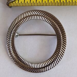 ⭐Unbranded round silver lapel pin GUC